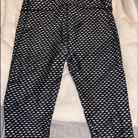 Under armor capris - Picture 4 of 5